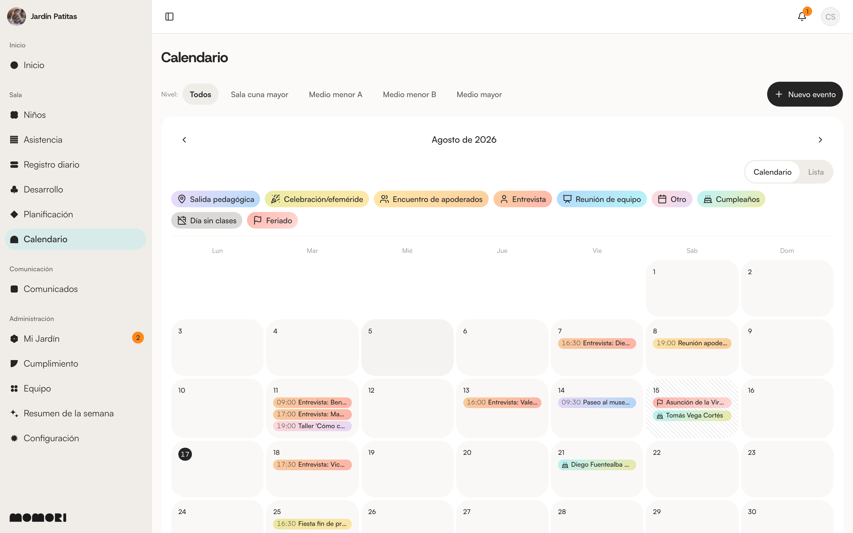 Pantalla Calendario: vista del mes con la leyenda de tipos de evento arriba, un feriado y cumpleaños marcados, y el botón Nuevo evento.